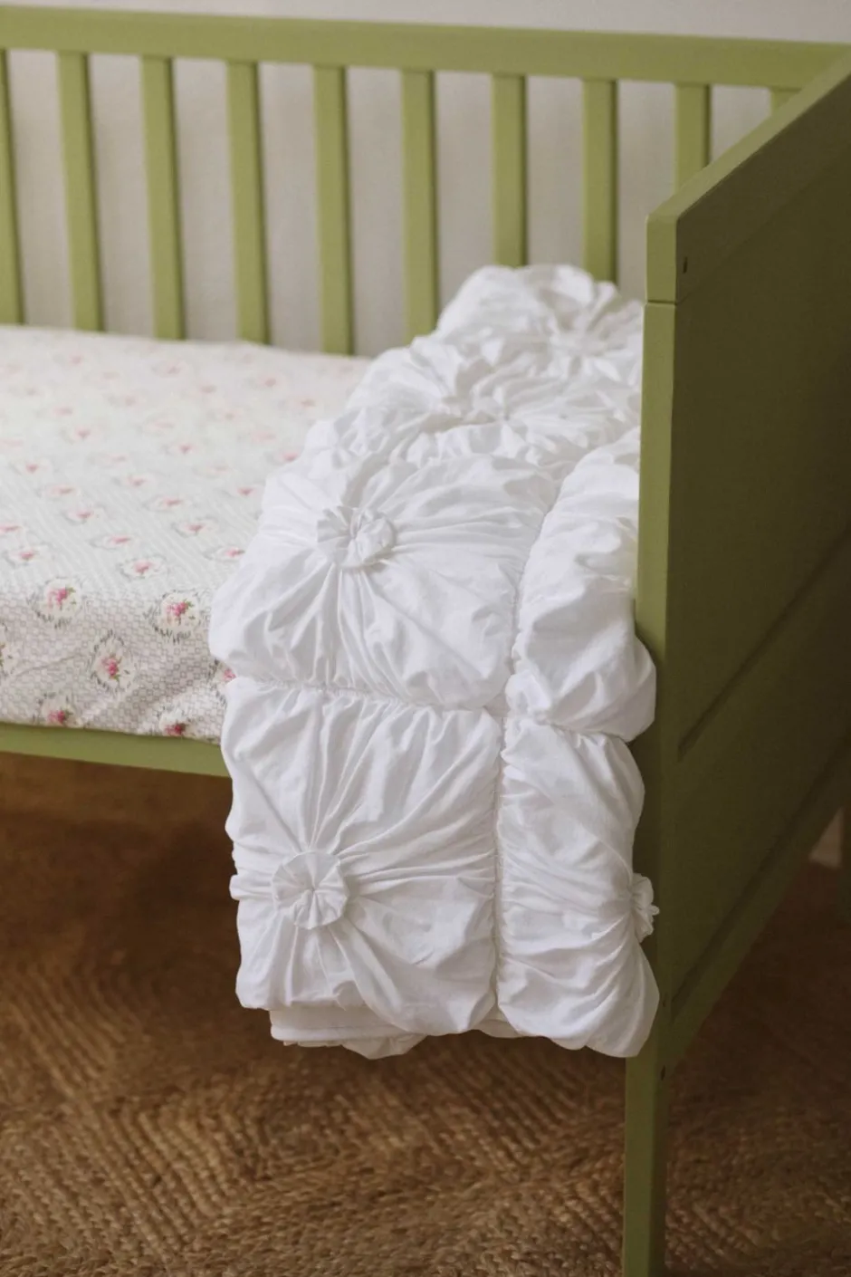 cot_quilt_rosette_white_organic_cotton_3.webp Discount Lazybones Cot Quilt Rosette White *Organic Cotton