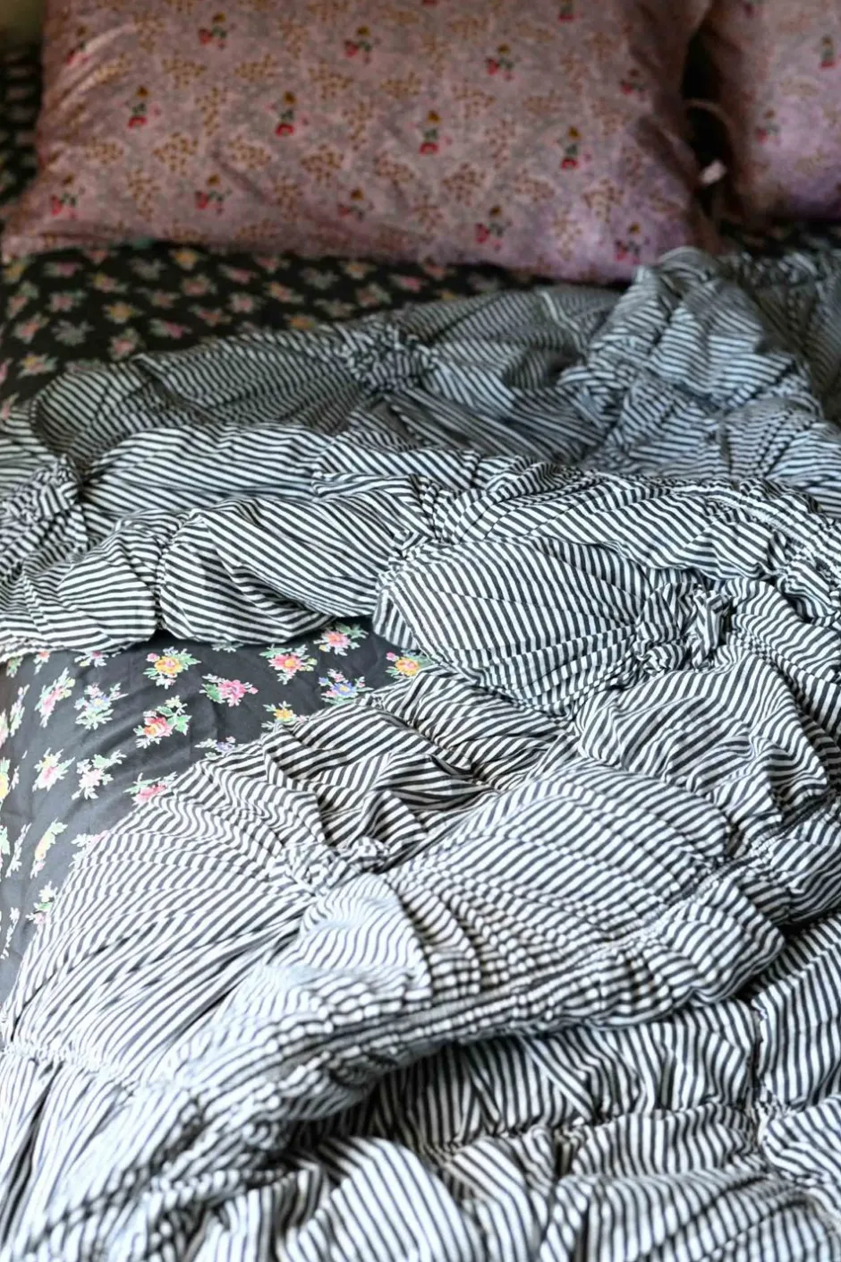 Best Lazybones Rosette Quilt In Charcoal Stripe *Organic Cotton
